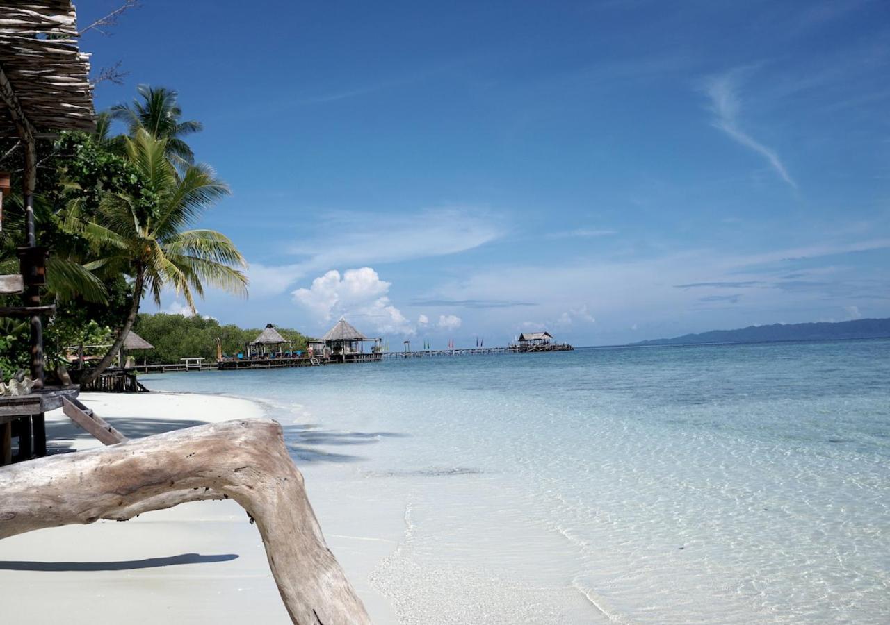 Raja Ampat Dive Lodge Pulau Mansuar Екстериор снимка